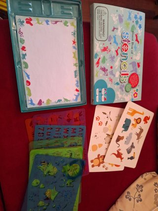 Caja de plantillas de animales, formas y letras
