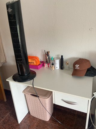 Escritorio blanco con cajón