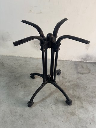 Pie de mesa forjado negro