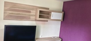 Sofá Azul y Mueble de Comedor