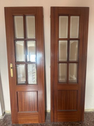 Puertas de comedor de madera con cristal.