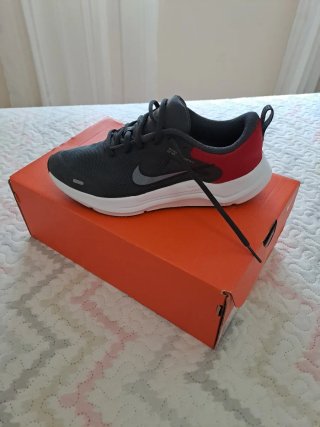 Zapatillas Nike grises y rojas