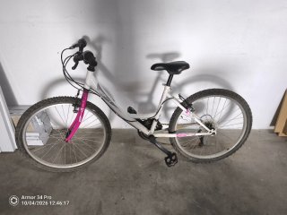 Bicicleta blanca y rosa