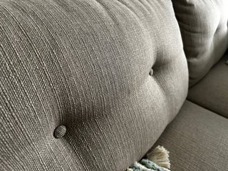 Sofá estilo nórdico de tela beige con cojines