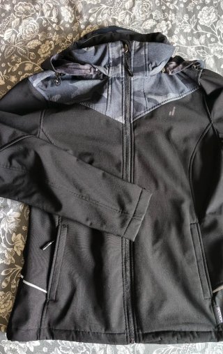 Cazadora deportiva Joluvi negra