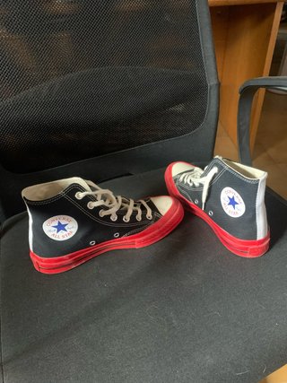 Converse 37.5 Negras con Detalles Rojos