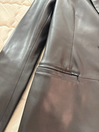 Americana de cuero Bershka negra