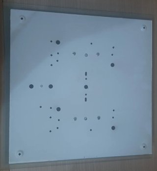 Plafón de techo gris y blanco