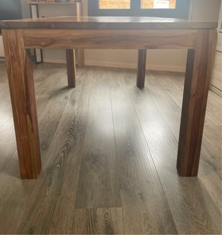 Mesa de comedor de madera