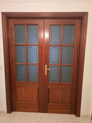 Puerta doble de madera con cristal. 72 cm cada una