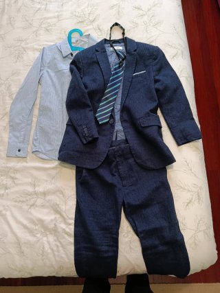 Traje de niño azul, talla 8-9