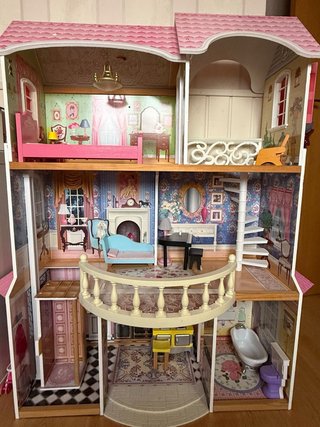 Casa de muñecas de madera. Recoger azadinos(leon)