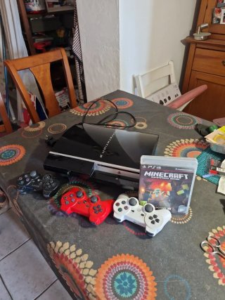 PlayStation 3 con Minecraft y mandos