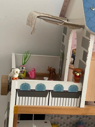 Casa de muñecas de madera con accesorios