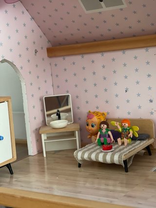 Casa de muñecas de madera con accesorios