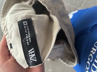 Pantalón cargo beige con puños