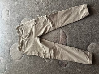 Pantalón cargo beige con puños