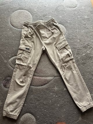 Pantalón cargo beige con puños