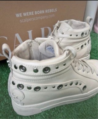 Botas Sneakers Scalpers Beige con Tachuelas