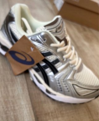 Zapatillas ASICS Beige y Plateadas