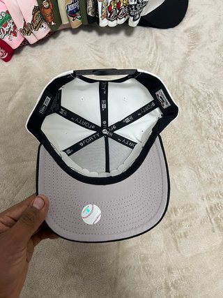 Gorra New Era 9FORTY Blanca y Negra