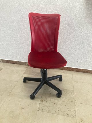 Silla de escritorio con ruedas roja