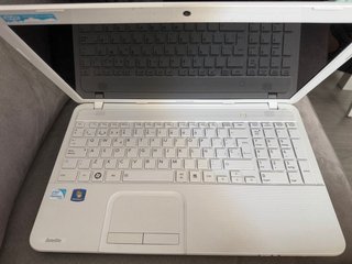 Portátil Toshiba Satellite C855 Blanco.