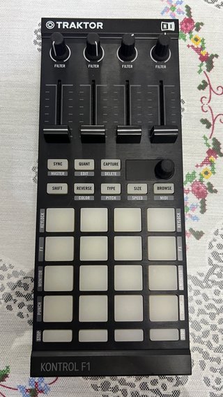 Traktor Kontrol F1 con funda