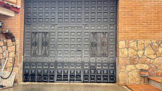 Puerta de Garaje de Hierro con Cuarterones