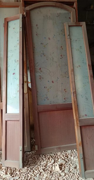 Diferents Puertas, madera noble. Alguns antiguas