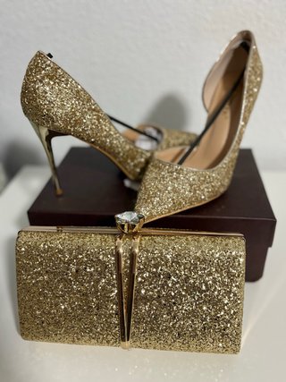 Zapatos de tacón dorados con bolso de fiesta