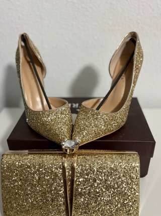 Zapatos de tacón dorados con bolso de fiesta