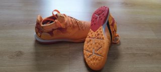 Zapatillas de fútbol naranja y rojo