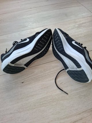 Zapatillas Nike Quest 5 Negras y Blancas