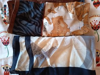 2 Foulard 100% Seta di Guess e Alviero Martini