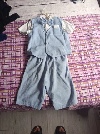 Traje de verano azul y blanco