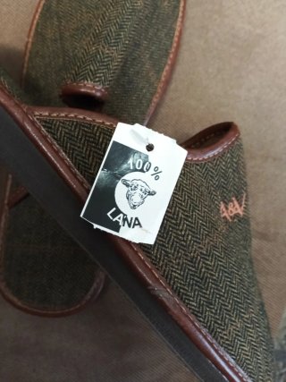 Zapatillas de casa marrones y verdes