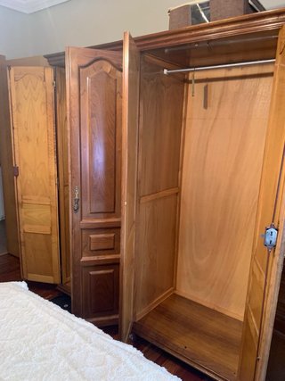 Armario de Madera de Castaño con mesillas y comoda
