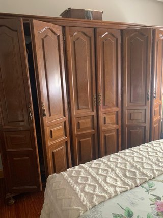 Armario de Madera de Castaño con mesillas y comoda