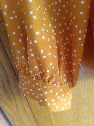 Camisa naranja lunares blancos