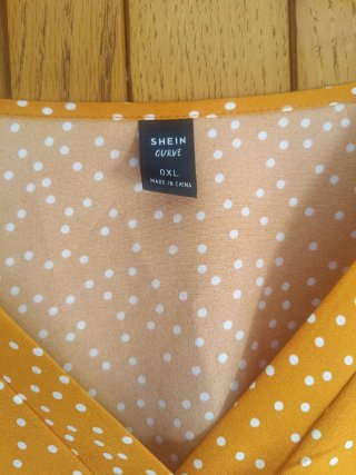 Camisa naranja lunares blancos