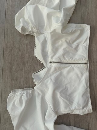 Top Corto Blanco con Mangas Abullonadas