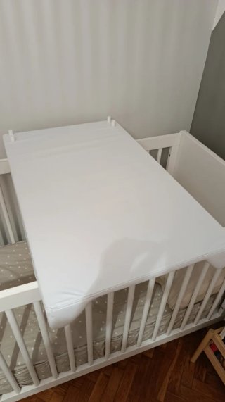Cambiador impermeable para cuna.