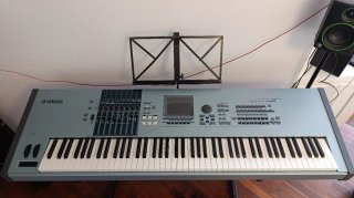 Yamaha Motif XS8 + flight case con ruedas