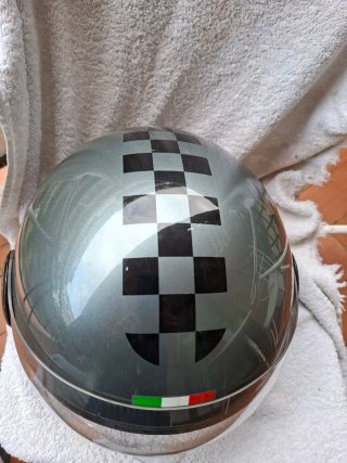 Casco de moto gris con visera