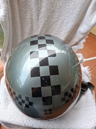 Casco de moto gris con visera