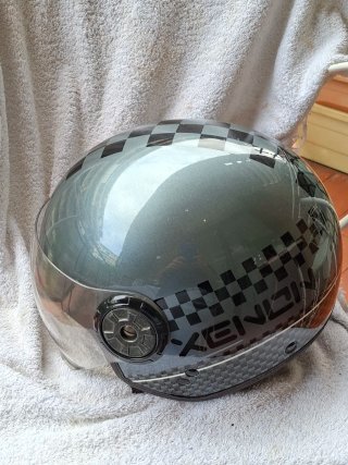 Casco de moto gris con visera