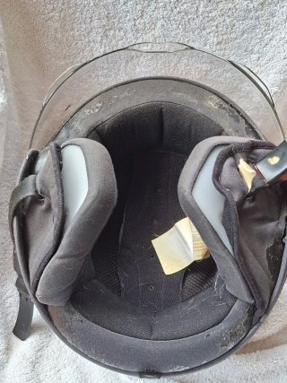 Casco de moto gris con visera