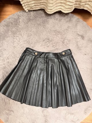 Falda plisada efecto piel negra