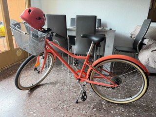 Bicicleta Riverside con casco